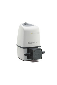 Manual vacuum pump with manometer